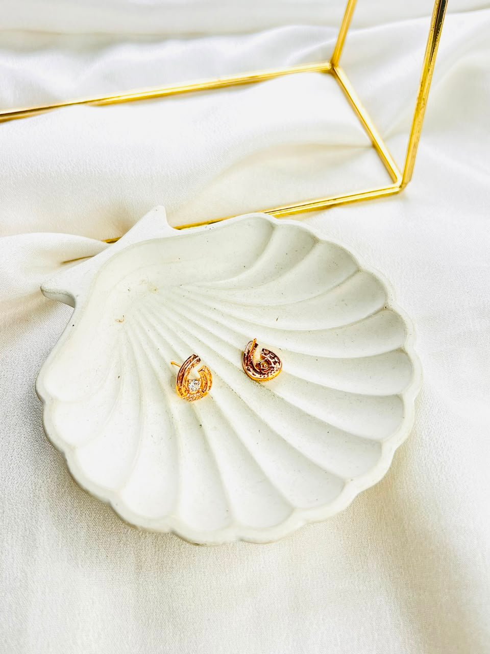 Vela Gold Earrings - Image 3